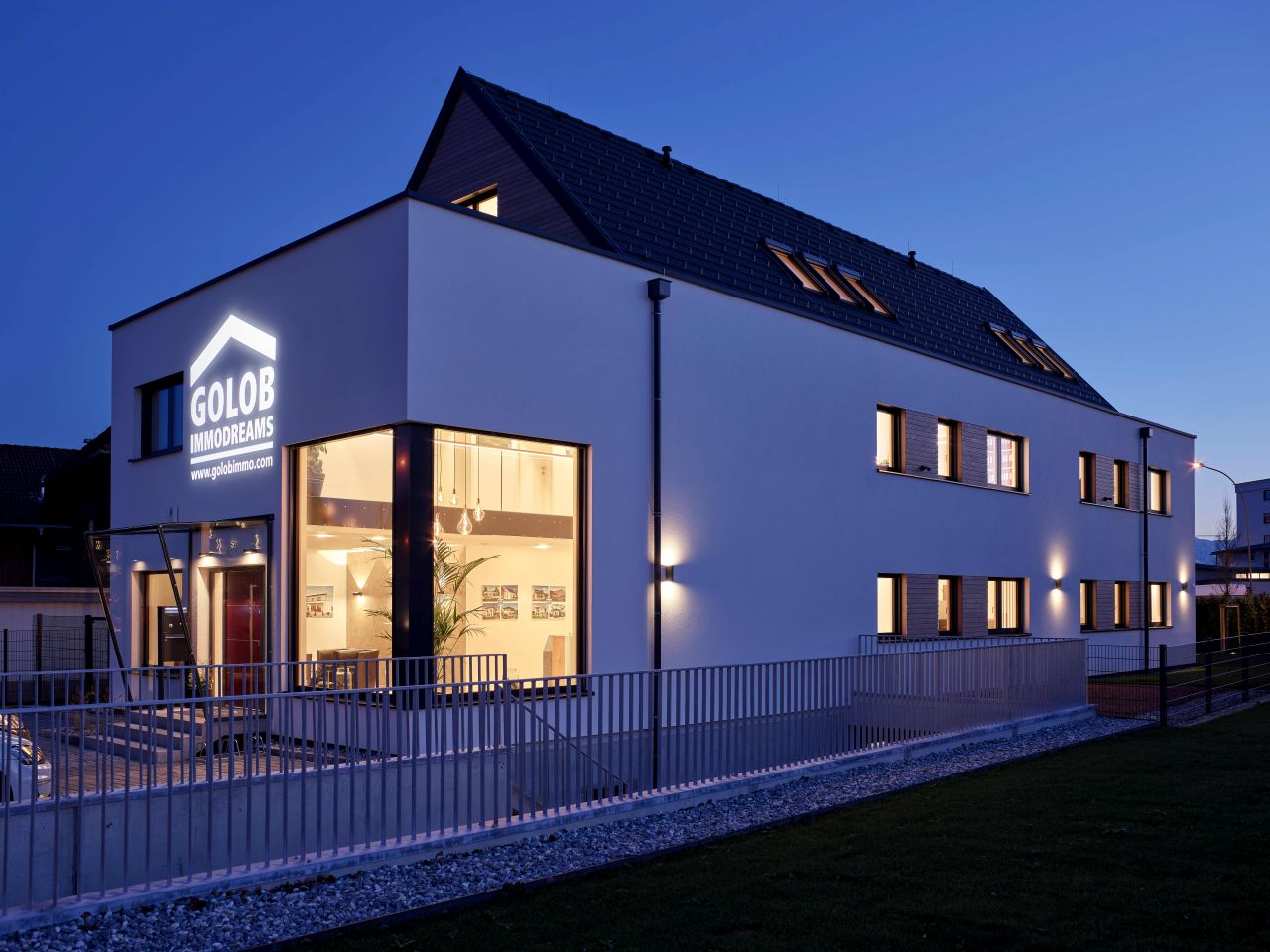Nachtaufnahme vom Firmengebäude, welches zugleich auch das Musterhaus ist.